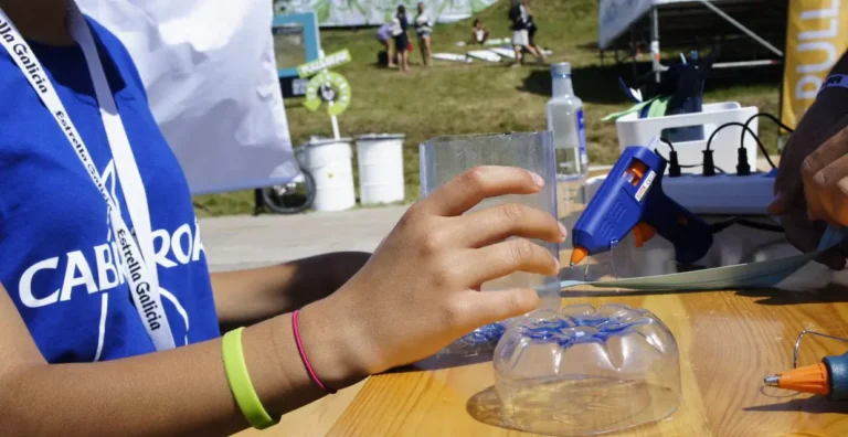 Talleres de reciclaje basados en las botellas de agua de Cabreiroá